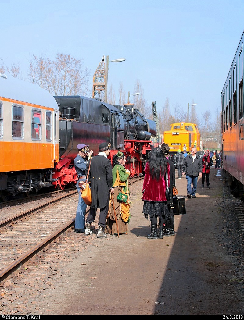 Interessante Gefolgschaft aus vergangenen Zeiten. Aufgenommen zu den 21. Leipziger Eisenbahntagen im Eisenbahnmuseum Leipzig-Plagwitz. [24.3.2018 | 11:32 Uhr]