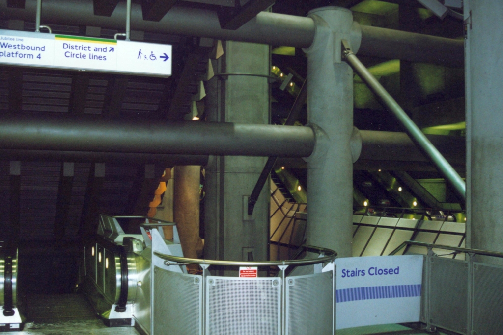 Interessante Konstruktion in der Londoner Tube Westminster Station. Bild vom 07.April 2002. (Fotoscan)