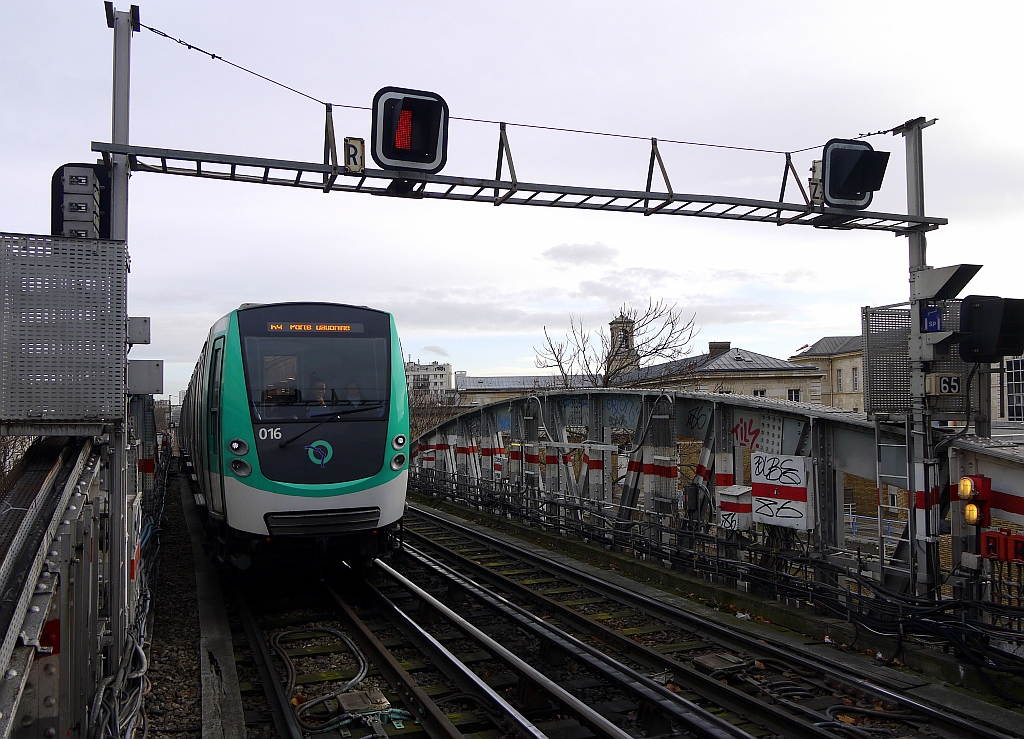 Interessante Signalbrücke an der Pariser Metrostation  Barbés Rochechouart . Der Zug der Linie 2 kommt aus  La Chapelle . 17.1.2014 
