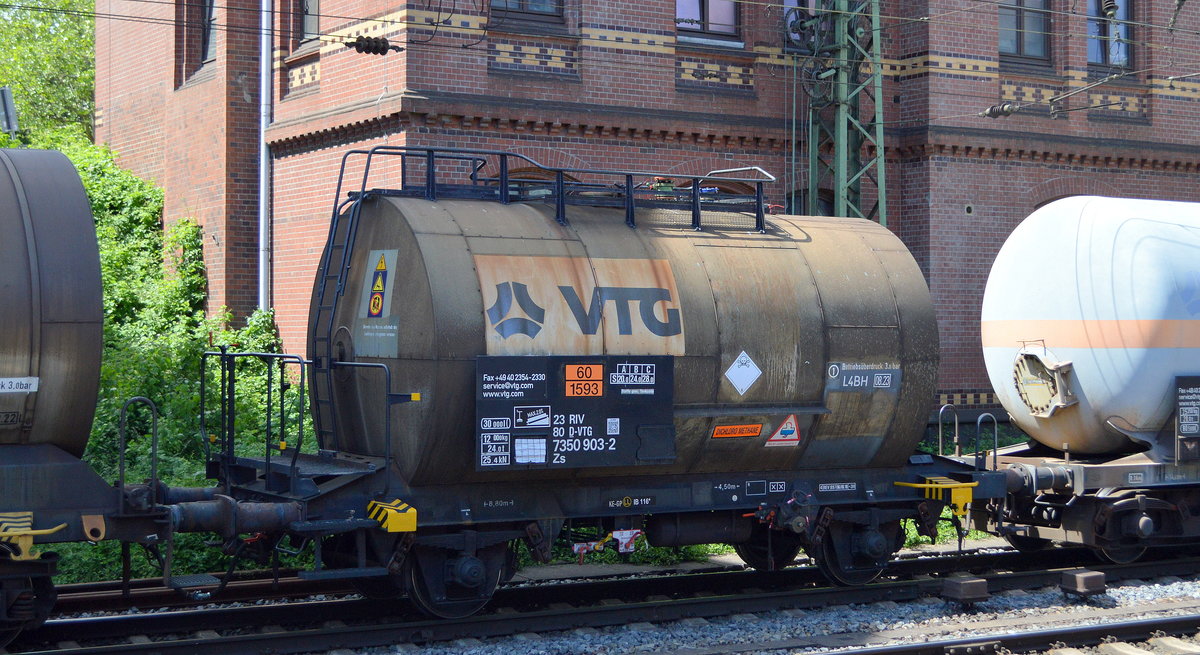 Interessanter alter gedrungener zweiachsiger Kesselwagen der VTG AG mit der Nr. 23 RIV 80 D-VTG 7350 903-2 Zs Befüllung: siehe UN-Nr. 60/1593 = Dichlormethan in einem Kesselwagenzug mit unterschiedlichen chemischen Produkten am 02.06.20 Durchfahrt BF. Hamburg-Harburg.