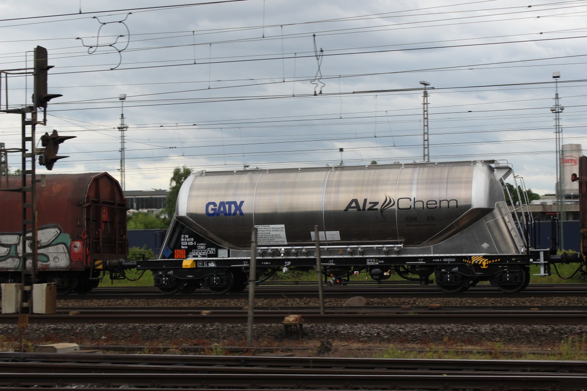 Interessanter GATX Staubgutwagen, Zugdurchfahrt Güterbahnhof Hannover-Linden am 31.05.2015.

Warntafel X423/1402 Calciumcarbid