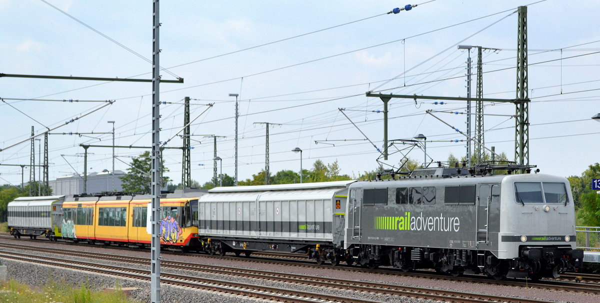 Interessanter railadventure Überführungszug mit der relativ neuen 111 222-6 mit firmeneigenen Schutzwagen und dazwischen ein Zweisystem-Stadtbahnfahrzeug der Albtal-Verkehrs-Gesellschaft (AVG) mit der Nr. 852 bei der Durchafhrt Magdeburg Hbf. am 20.07.18