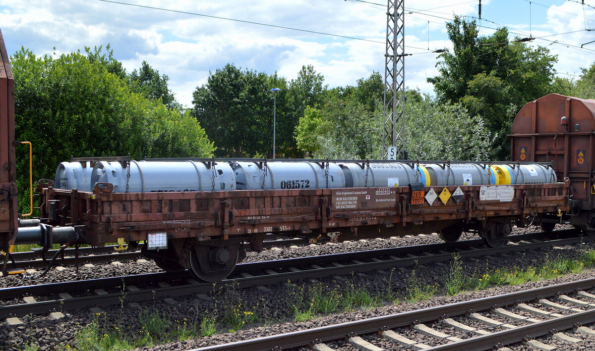 Interessanter zweiachsiger Flachwagen der DB Cargo im Einsatz für die Firma Orion Engineered Carbons GmbH / WERK KALSCHEUREN mit der Nr. 21 RIV 80 D-DB 3300 551-1 Ks 446 beladen mit festgezurrten Druckgasbehältern befüllt lt. UN-Nr.: 265/1067 mit Distickstofftetroxid (Stickstoffdioxid), sehr giftig und schädlich am 05.07.22 in einem gemischten Güterzug am 05.07.22 Vorbeifahrt Bahnhof Dedensen/Gümmer.