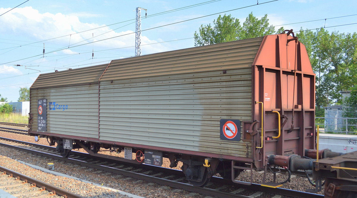 Interessanter zweiachsiger Flachwagen mit verschiebbarer Abdeckung (ähnlich einer Teleskophaube) für nässeempfindliche Güter eingestellt von der tschechischen CD Cargo. Im Bild der Wagen mit der Nr. 21 RIV 54 CZ-CDC 3380 005-3 Kils 245.1 in einem gemischten Güterzug am 22.06.19 Saarmund Bahnhof.  