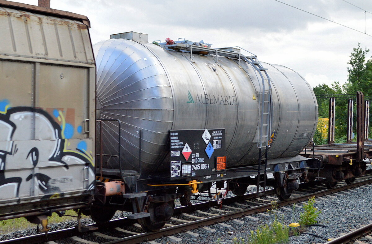 Interessanter zweiachsiger Kesselwagen vom Einsteller On Rail GmbH mit der Nr. 23 RIV 80 D-ORME 7465 806-9 Zcs lt. UN-Nr.: X333/3394 befüllt mit einem metallorganischen Stoff, mit Wasser reagierend, flüssig, pyrophor, Der Kessel trägt das Firmenlogo der Fa. Albemarle Germany GmbH einem führenden Hersteller von Lithiumverbindungen. gesichtet in einem gemischten Güterzug am 08.07.22 Braunschweig Hbf.