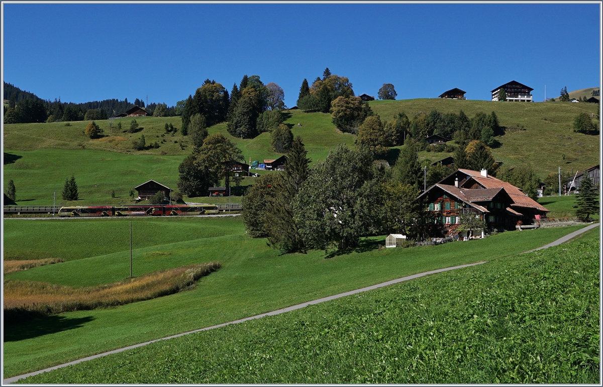 Interessanterweise ist der bunte MOB Regionalzug 2423 von der Lenk nach Rougemont unterwegs zwischen Saanenmöser und Schönried erst auf den zweiten Blick zu sehen.
30. Sept. 2016