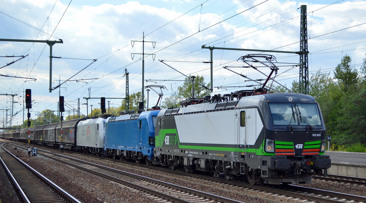 Interessantes Lokgespann von TX Logistik AG, Troisdorf [D] mit der Duppeltraktion mit der ELL Vectron  193 829  [NVR-Nummer: 91 80 6193 829-9 D-ELOC] + der Smartron Schwester  192 010  [NVR-Nummer: 91 80 6192 010-7 D-NRAIL] mit  185 531-1  [NVR-Nummer: 93 81 0185 531-1 A-TXL] und Ganzzug Schiebewandwagen am Haken am 20.08.20 Durchfahrt Bf. Flughafen Berlin Schönefeld.