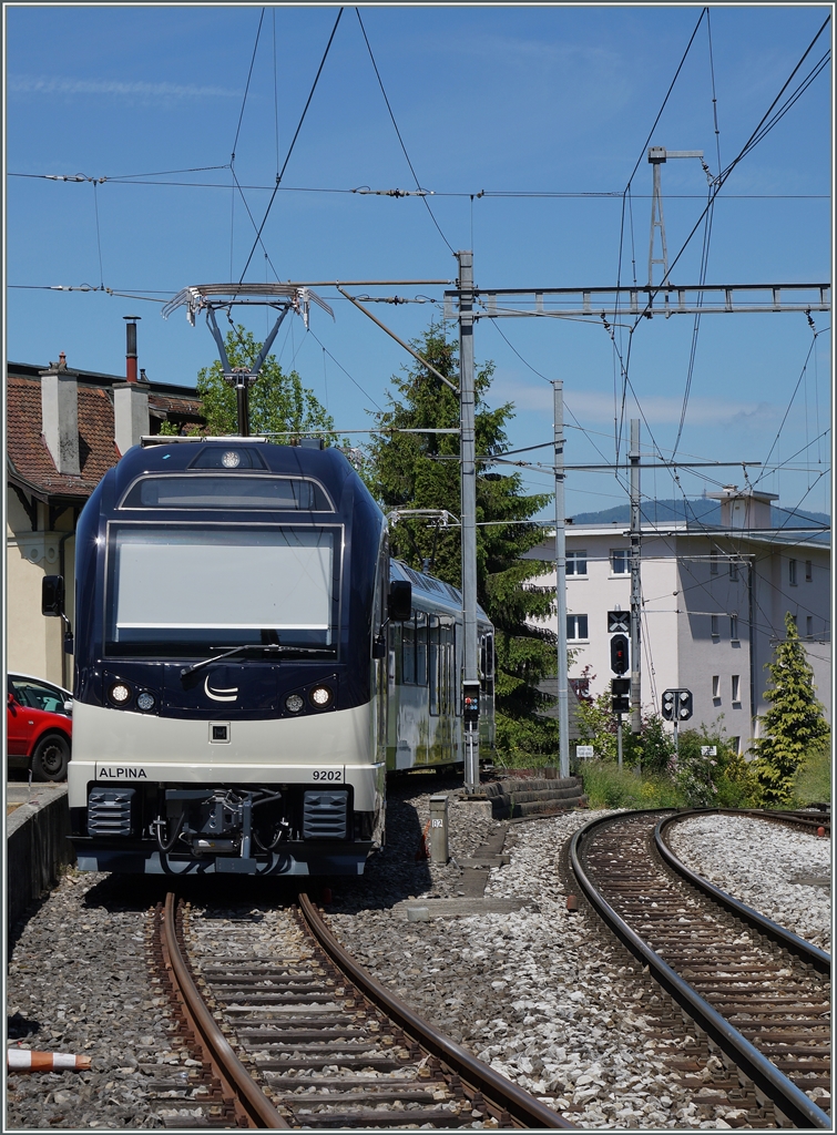 Interessatnerweise heissend die MOB Triewagen der Serie 9000  Alpina  statt  SURF , wie hier zu sehen ist.Be 4/4 9202 und ABe 4/4 9302 in Chernex.
25. Mai 2016