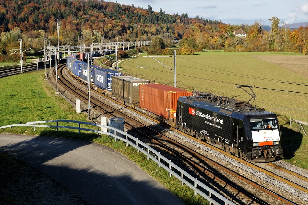 Internationale Güterzüge von SBB und BLS am 30. Oktober 2020 bei Roggwil auf der Fahrt in den Süden.
Foto: Walter Ruetsch
