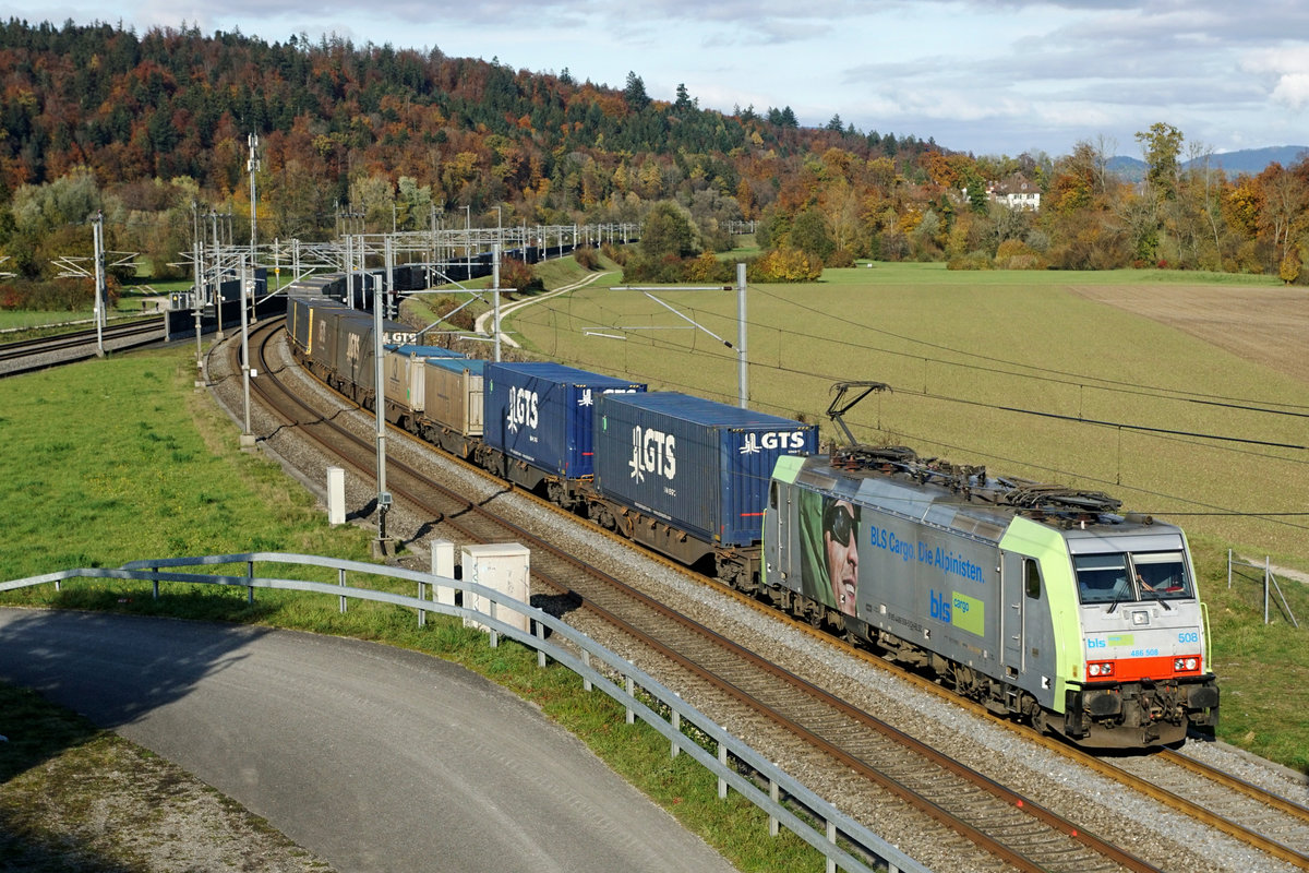 Internationale Güterzüge von SBB und BLS am 30. Oktober 2020 bei Roggwil auf der Fahrt in den Süden.
Foto: Walter Ruetsch