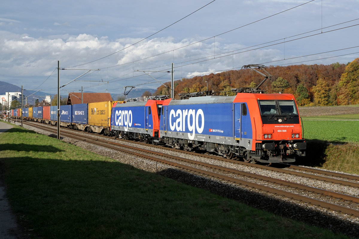 Internationale Güterzüge von SBB CARGO und BLS CARGO vom 2. November 2020 bei Bollodingen auf der Fahrt in den Süden.
Re 484 Duo mit der Re 484 006 an der Zugsspitze.
Bald werden bei der SBB diese Lokomotiven nicht mehr gebraucht. 
Foto: Walter Ruetsch