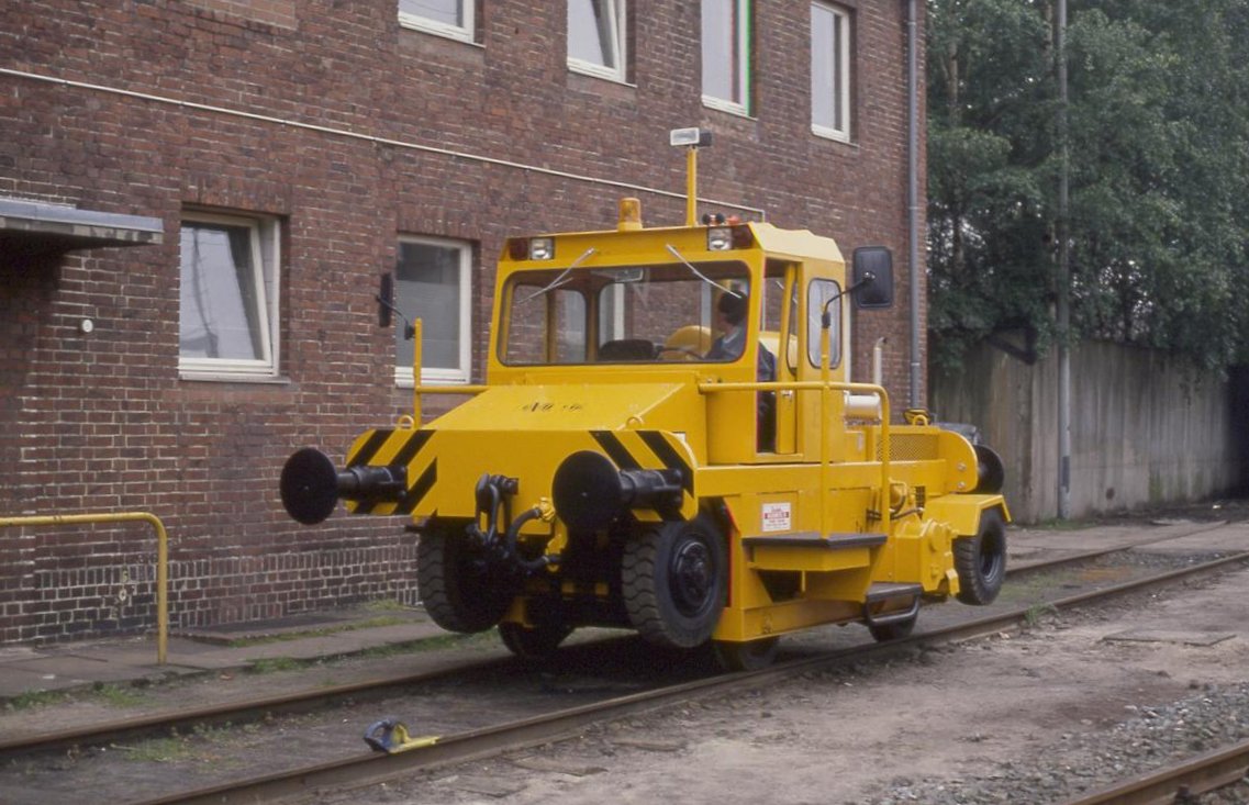 Internationale Verkehrsausstellung 1988 in Hamburg - IVA
Ein Zweiwegerangierfahrzeug, welches drehbar in die jeweilige Fahrtrichtung ist. Das Untergestellt bleibt auf den Gleisen, während der obere Teil gedreht werden kann.