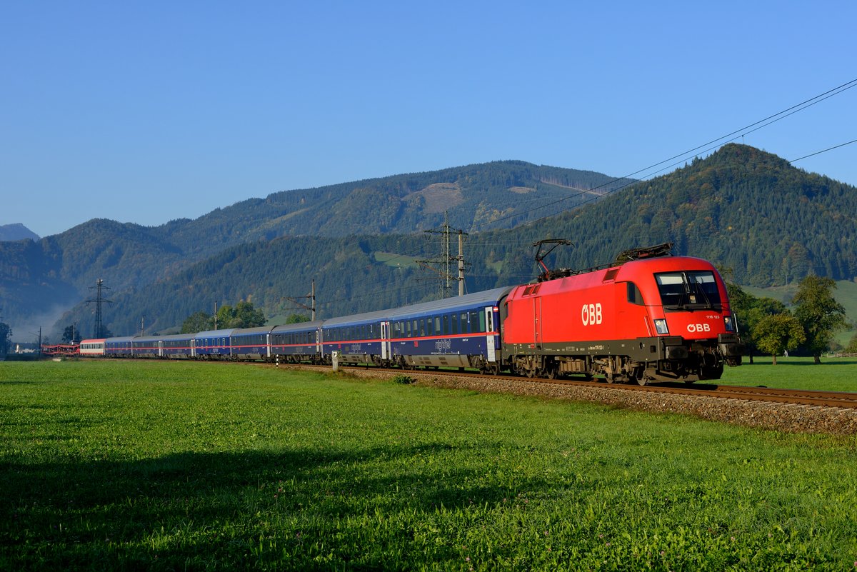 Internationaler Fernverkehr im Gesäuse! Diese seltene Konstellation wollte ich natürlich unbedingt dokumentieren. Aufgrund der Semmeringsperre im September 2017 wurde der EN 234 von Roma Termini nach Wien HBF über Selzthal und die Gesäusebahn umgeleitet. Richtig im Licht lag diese Leistung allerdings erst im Streckenabschnitt zwischen Kleinreifling und Amstetten. Bei Gaflenz lag der Gleiskörper erst wenige Minuten im Sonnenlicht, als am 30. September 2017 die 1116.123 mit ihrem 11-Wagen-Zug meinen Standpunkt passierte. Auch hatte ich Glück, dass der morgendliche Nebel sich hier bereits aufgelöst hatte, weiter in den Bergen hielt sich dieser - typisch für dies Jahreszeit - bis Mittag. Interessant zu beobachten. Innerhalb eines Jahres hat dieser Zug durch die Einführung des Produktes  nightjet  sein Erscheinungsbild gewandelt. Inzwischen sind fast alle Wagen in blau gehalten und zwei von der DB übernommene Schlafwagen der Gattung WLABmz 173.1 befinden sich im Zugverband.