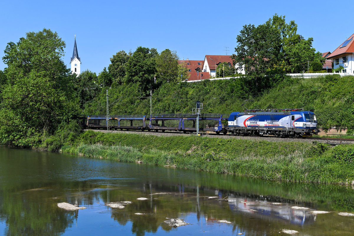 Internationaler Güterverkehr auf der KBS 930 ist selten, von besonderem Interesse sind daher die Autozüge von Kehl nach Bratislava. Diese verkehren inzwischen fast täglich und sind in beiden Richtungen mit Fahrzeugen des Herstellers Peugeot beladen - es gibt nämlich auch ein Werk in der Slowakei. Corona-bedingt gab es eine Zwangspause von über zwei Monaten, inzwischen laufen die Züge nach Wiederaufnahme der Produktion aber wieder. Am 01. Juni 2020 erfuhr ich, dass der Zug in München Nord abfahrbereit stand. Also legte ich mich in Volkmannsdorf auf die Lauer. Schon bald kam 383 209 von ZSSK Cargo mit dem DGS 43891 durchgefahren - leider war der Zug vorne nicht beladen, dafür war der slowakische Vectron frisch gewaschen. 