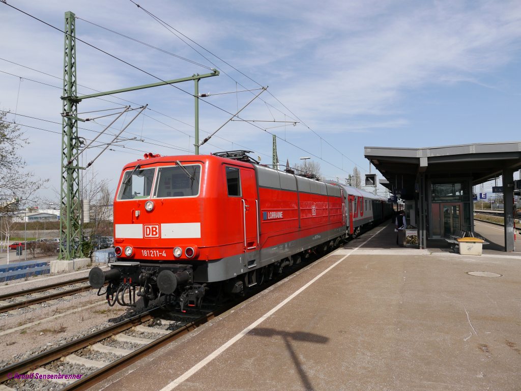 Internationaler Ost-West-Verkehr: EN452 Moskau-Paris unterwegs Richtung Frankreich.
Ein Zug, mehrere Loks. Die DB 181 211 zieht den Zug von Kehl nach Straburg. 

2013-04-15 Kehl