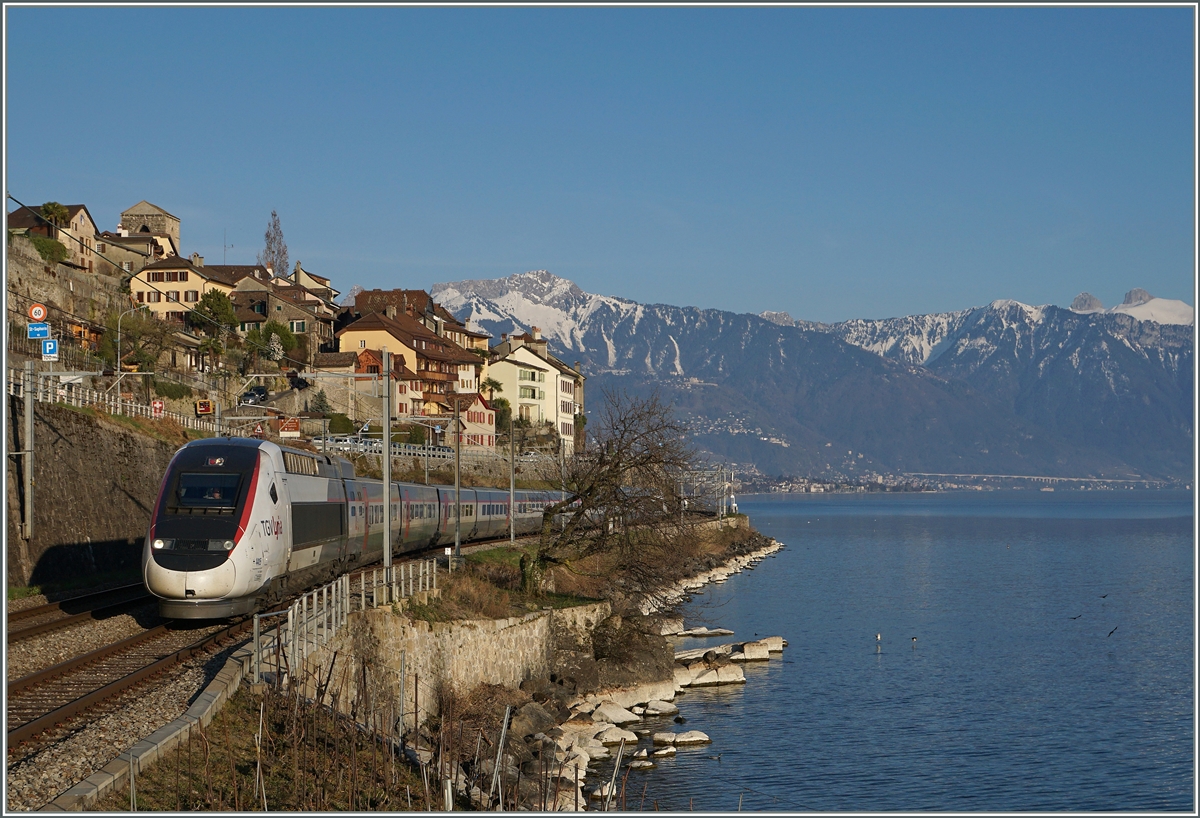 Internationaler Verkehr am Genfersee bei St-Saphorin: Ein TGV Lyria ist als  TGV de Neige auf dem Weg von Brig nach Paris Gare de Lyon. 
26. März 2016