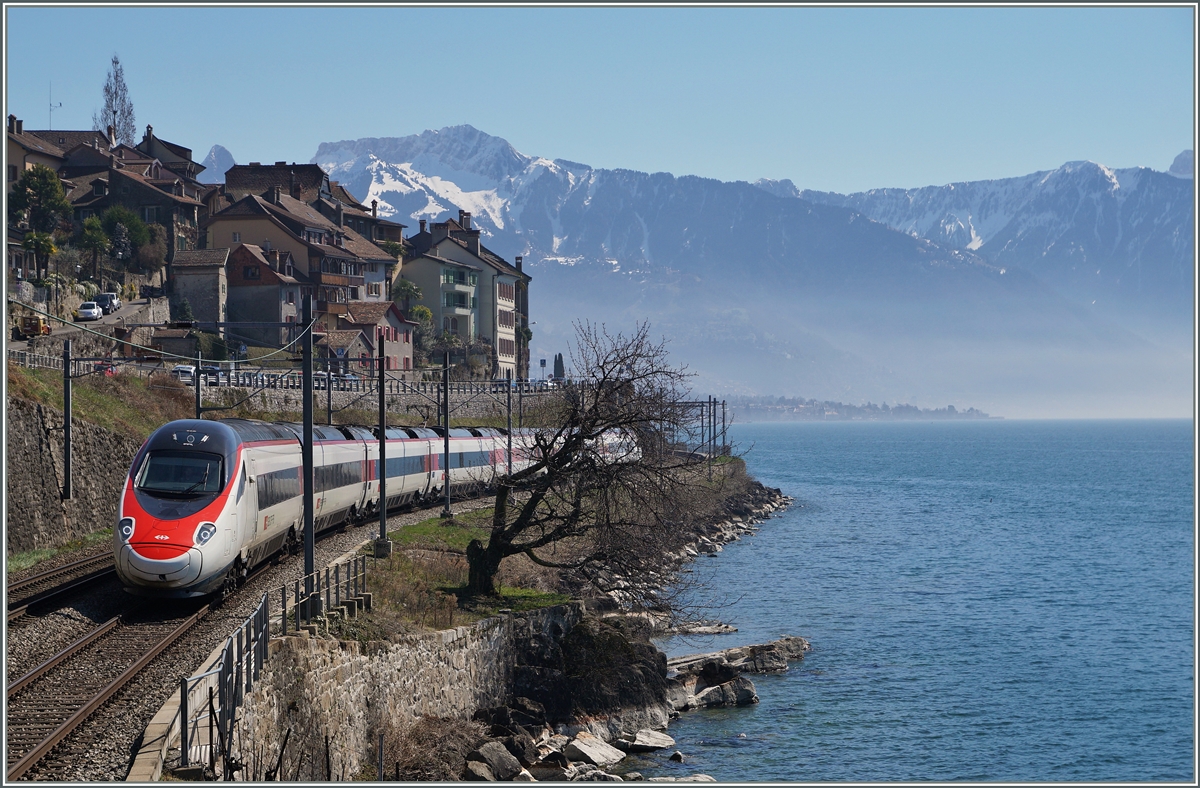 Internationaler Verkehr am Genfersee bei St-Saphorin: ein SBB RABe 503  Pinocchio  ist als EC 32 von Milano nach Genève unterwegs.
26. März 2016