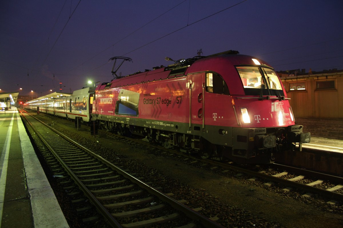 Internationalität pur: eine polnische Lok steht mit russischen Wagen in einem deutschen Bahnhof. 5 370 006 hat am 12.2.2017 die Aufgabe den EN441 von Berlin Lichtenberg nach Moskva Kurskaja auf dem ersten Teilstück zu befördern. Hier wartet der Zug im Startbahnhof auf Abfahrt.