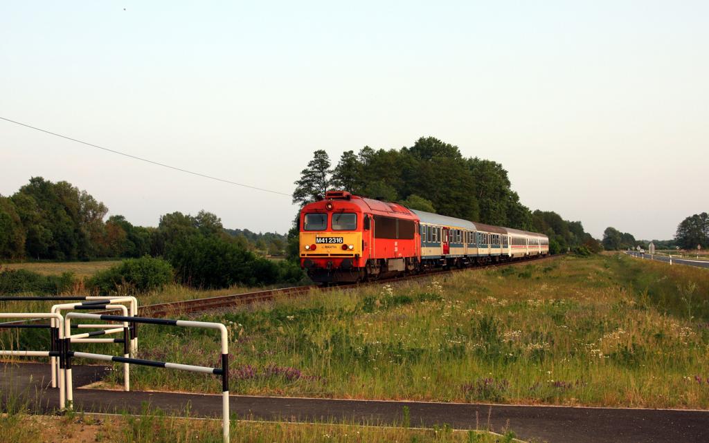 Internationationaler Intercity auf nicht elektrifizierter Strecke bei Nagykanisza.
Dort kam mir am 18.5.2011 M 412316 mit IC 184 nach Wien vor die Linse. Der Zug besteht zum Teil aus ehemaligen DB Nahverkehrswagen!