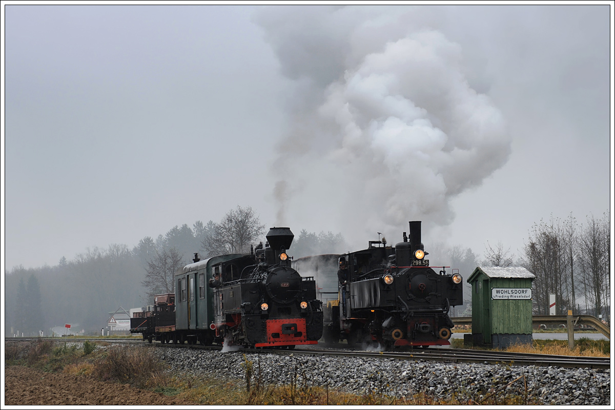 Interne Saisonabschluss auf der Stainzerbahn. 764.411R und die vorbeifahrende 298.56 (U 6) mit ihrem Fotogüterzug in Wohlsdorf am 29.11.2014.