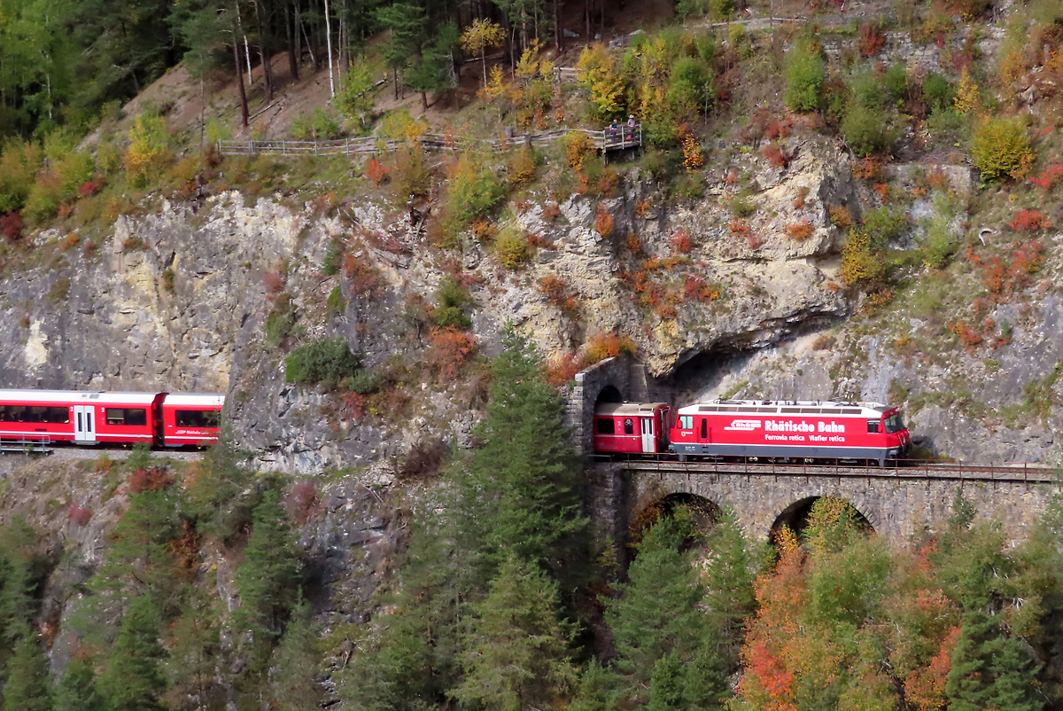 InterRegio von Chur nach St. Moritz durchfährt einen kurzen Tunnel in der Nähe von Filisur. 10.10.2022
