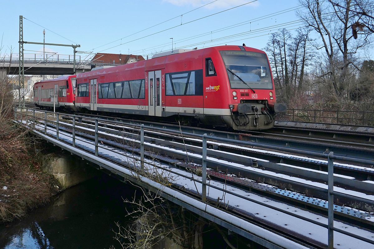 Interregio-Express (|) - Von Ulm kommend überquert 650 317 und ein weiterer Triebwagen am 21.01.2022 als IRE 3 / 4811 den Rotbach in Biberach (Riß) auf der Fahrt nach Friedrichshafen Hafen