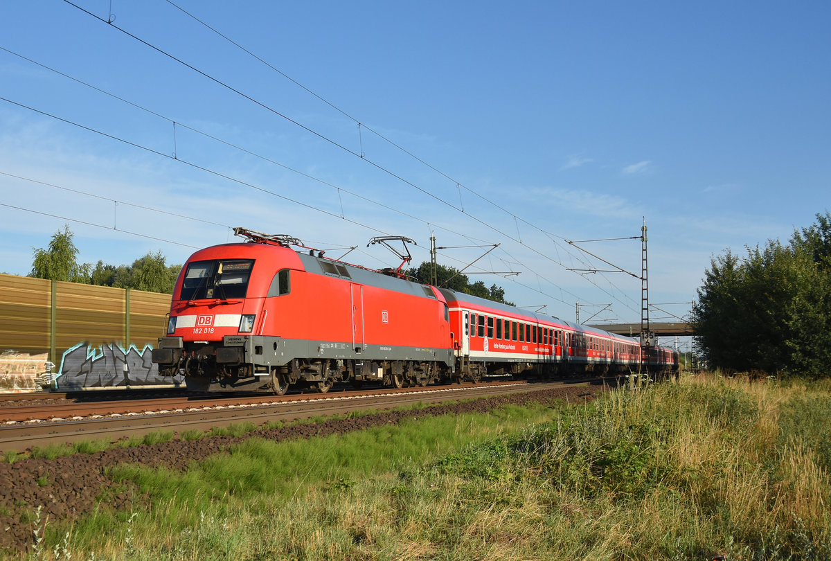 InterRegioExpress mit der 182 018-2 in Front, unterwegs in Richtung Lüneburg. Höhe Bardowick, 17.07.2018.