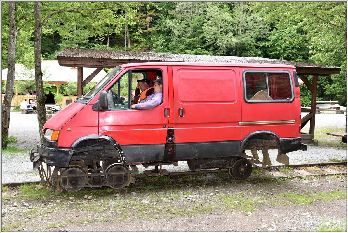  Interventionsfahrzeug  auf Schienen. In der Mitte ist gut der Stempel zu sehen, mit dessen Hilfe das Fahrzeug angehoben und gedreht werden kann. Paltin. (11.06.2017)