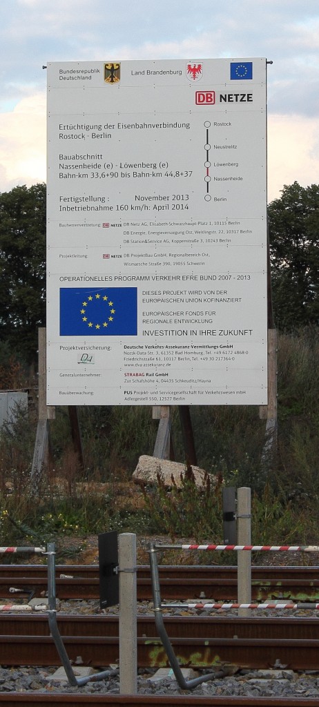 Investition in Ihre Zukunft.
Streckenert�chtigung der Eisenbahnverbindung Berlin-Rostock,
hier der Bauabschnitt Nassenheide-L�wenberg.
So am 27.09.2013 in Nassenheide gesehen, zwei Monate vor der geplanten Fertigstellung.