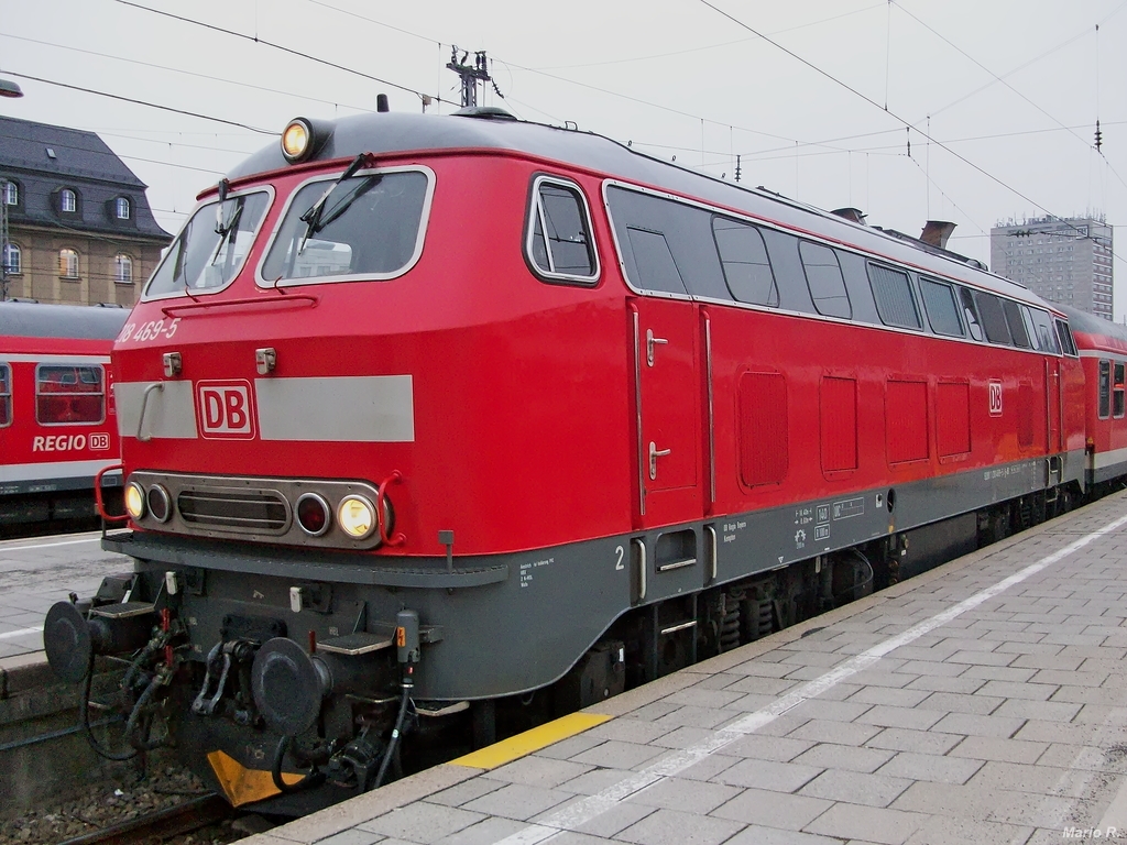 Inzwischen ist alles historisch, was auf diesem Bild zu sehen ist: 218 469 ist nicht mehr in Kempten stationiert, n-Wagen gibt es nicht mehr in München und das Hochhaus im Hintergrund sieht heutzutage auch anders aus. 218 469 hat hier einen RE nach Memmingen am Haken. Aufgenommen am 5.4.2013 in München Hbf  