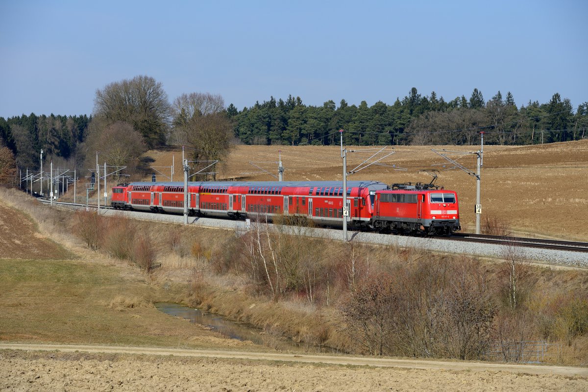 Inzwischen am Zuwachsen ist die Fotostelle bei Obermarbach kurz vor Petershausen. Am 10. März 2015 war der Steuerwagen der RB 59095 wohl defekt, sodass 111 177 davor gespannt werden musste.