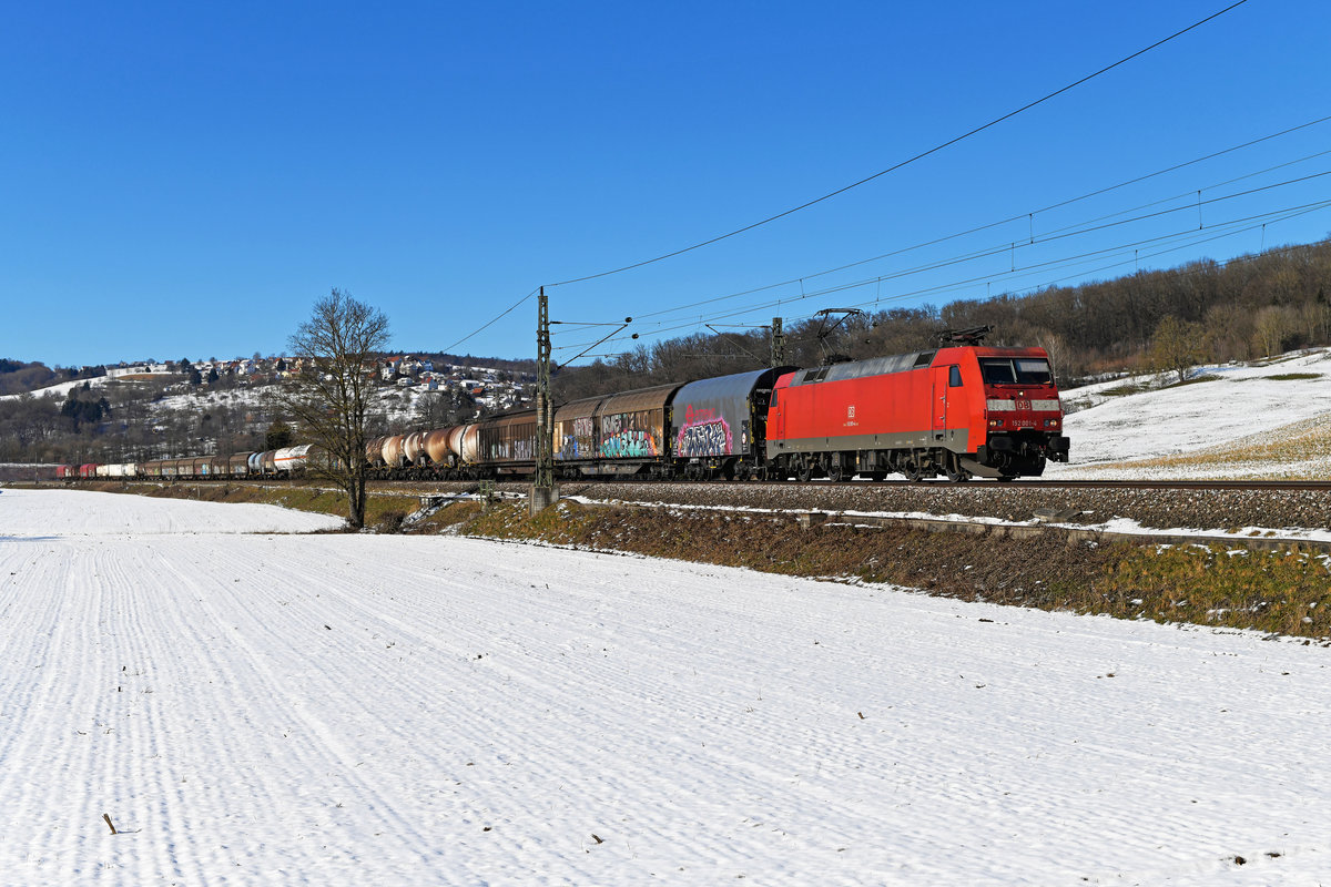 Inzwischen auch schon ein Vierteljahrhundert auf deutschen Schienen unterwegs ist Baureihenerstling 152 001. Am 13. Februar konnte ich die Lok vor dem EZ 51883 von Mannheim Rbf nach München Nord Rbf bei Uhingen im Filstal aufnehmen. 