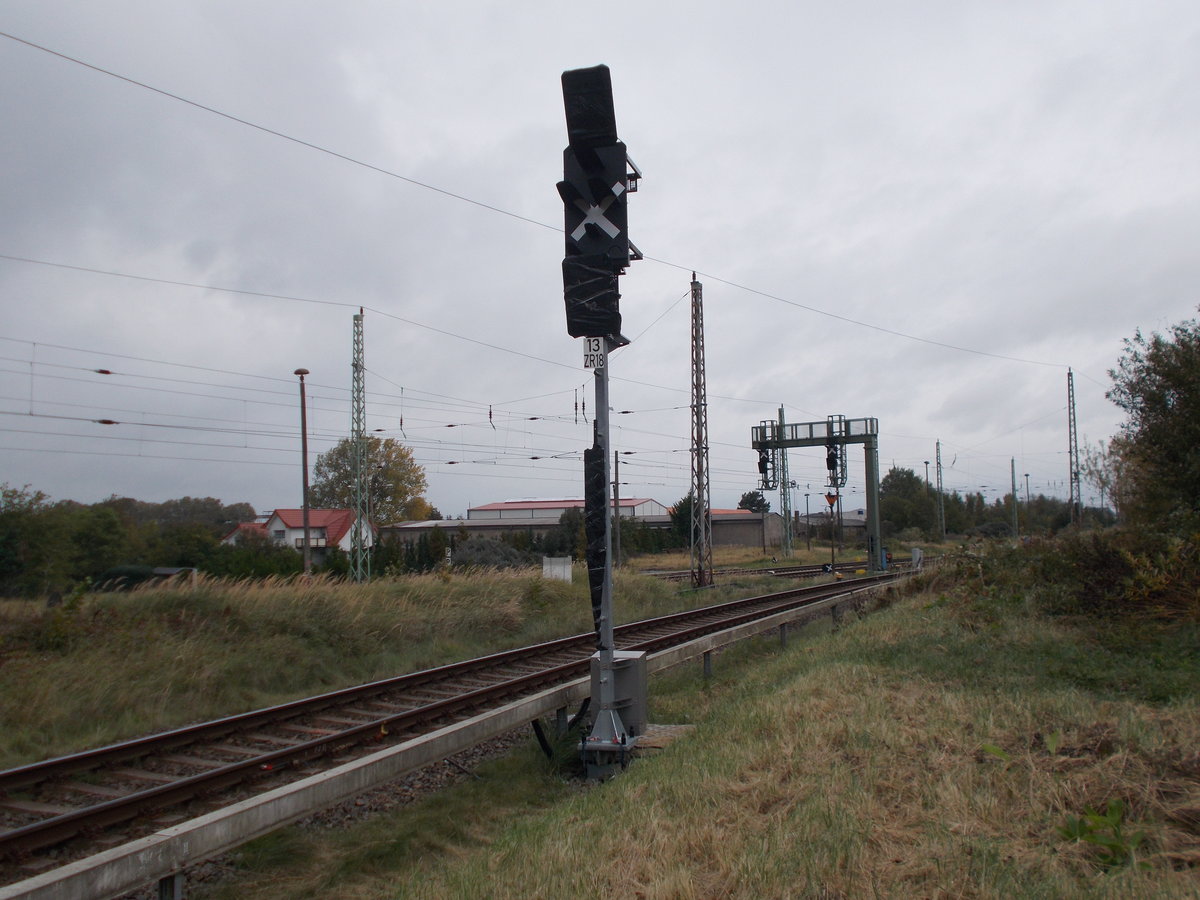 Inzwischen in Betrieb:das noch durchkreuzte Zwischensignal ZR18,am 04.Oktober 2017,in Bergen/Rügen für die Züge aus Richtung Putbus.