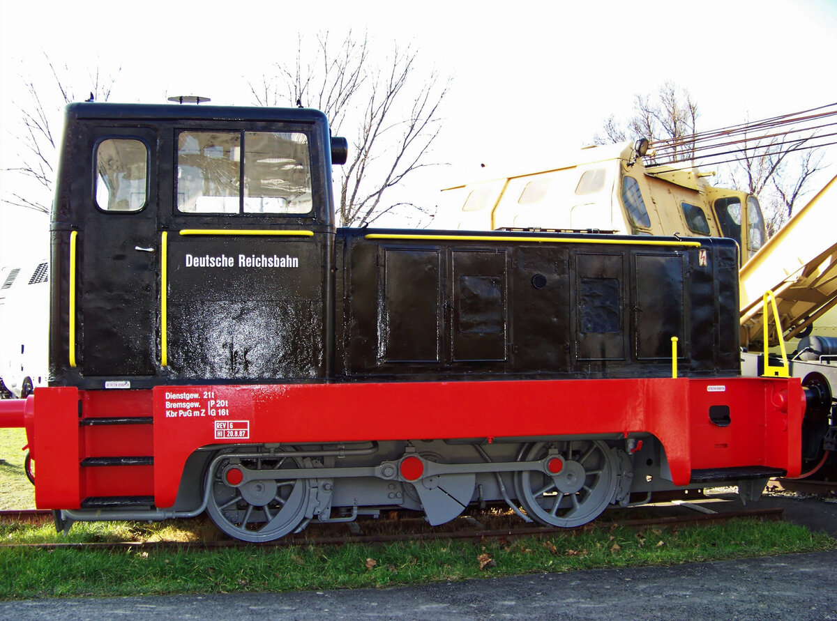 Inzwischen in glänzender schwarzer Lackierung: die DR V 15 1018 am 28.12.2008 im Technikmuseum Speyer.