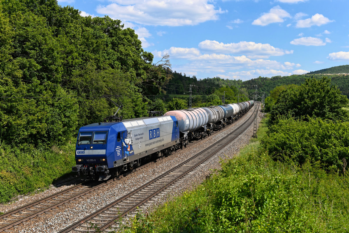 Inzwischen ist der Großteil des Bestandes an Loks der Baureihe 145 von DB Cargo bei der RBH gelandet. Dort erhalten die Maschinen nach und nach eine blau / silberne Lackierung und werden primär im Montanverkehr und vor Kesselwagenzügen eingesetzt. Regelmäßig werden dabei auch die Raffinerien in und um Ingolstadt angefahren. Am 27. Mai 2020 konnte ich beispielsweise die 145 055 vor einem nordwärds fahrenden Kesselwagenzug bei Dietfurt im Altmühltal fotografieren.
