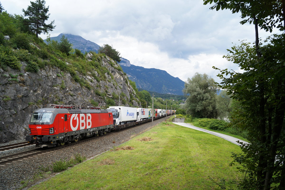 Inzwischen haben die Vectron-Maschinen der ÖBB fast alle ROLA-Leistungen in Tirol übernommen. Die 1293 037 leistet am 14.08.2019 bei einer voll ausgelasteten Fahrt von Brennersee nach Wörgl West Terminal Schubdienst. Aufgenommen kurz nach Jenbach.