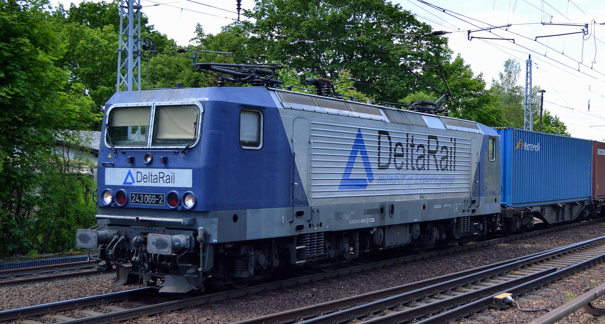 Inzwischen hat DeltaRail GmbH, Frankfurt (Oder) ihre  243 069-2  [NVR-Nummer: 91 80 6143 069-3 D-DELTA] auch mit Firmen-Logo versehen, hier am 27.05.20 mit Containerzug Richtung Frankfurt/Oder in Berlin Hirschgarten.