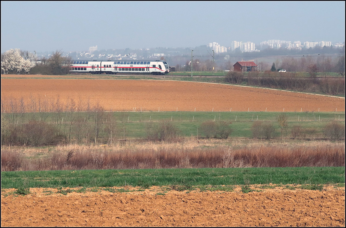 Inzwischen hier zu Hause -

Jetzt ständig auf der Remsbahn anzutreffen ist der IC2. Hier auf der Fahrt in Richtung Nürnberg bei Weinstadt-Endersbach.

24.03.2019 (M)