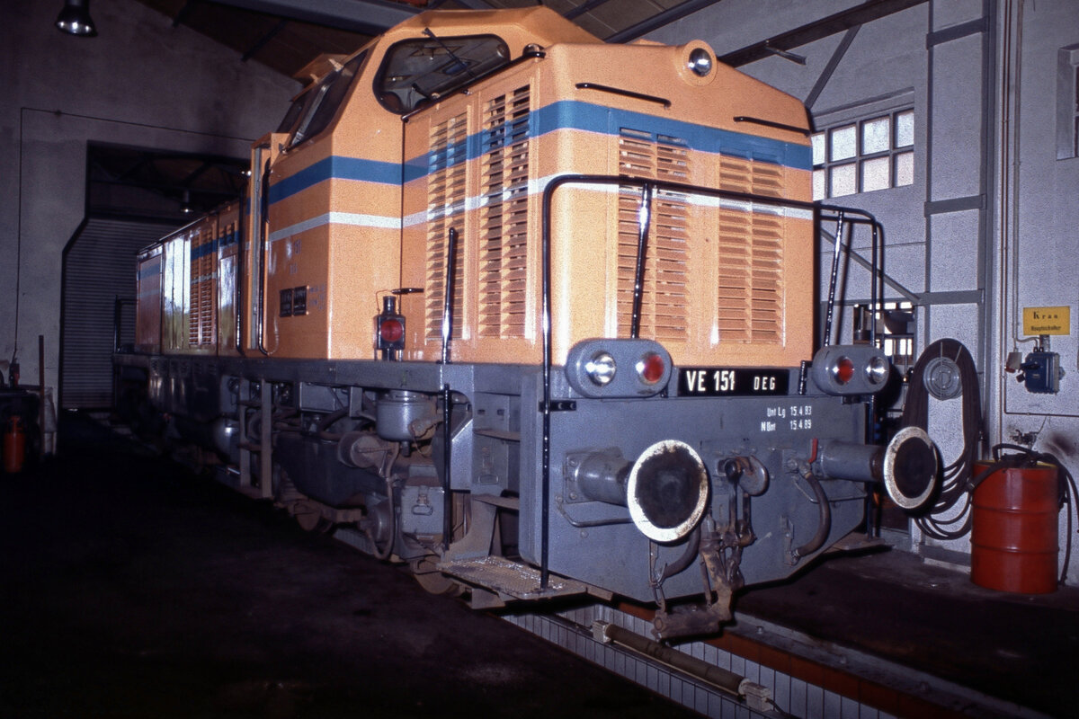 Inzwischen in neuer Lackierung und mit neuem Eigentmer: Die VE 151 - zeitweise bei der DB als 201 001 eingereiht - am 17.08.1984 im Lokschuppen der FVE in Bremen-Farge.