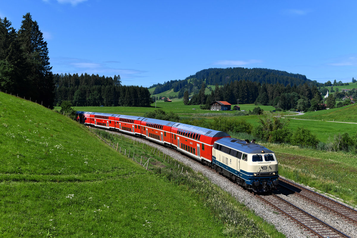 Inzwischen ist die ozeanblau-beige 218 446 zur Stammlok des im Sommerhalbjahr verkehrenden Radexpress RE 57392 von München HBF nach Lindau geworden und zieht Eisenbahnfreunde von nah und fern ins Allgäu. Am 05. Juli 2020 konnte ich die optisch praktisch in den Auslieferungszustand versetzte Maschine des Betriebshofs Kempten bei Weißenbachmühle fotografieren. 