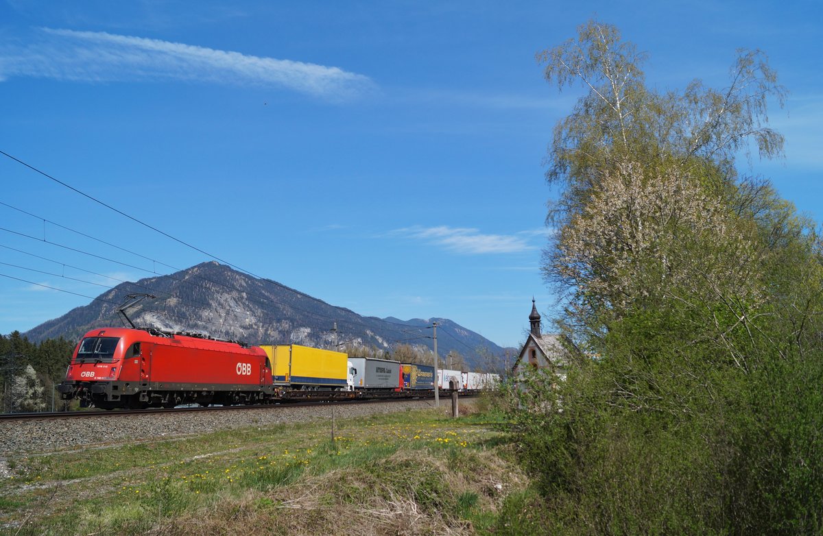 Inzwischen rollen auf der ROLA zwischen Wörgl und Brennersee überwiegend ÖBB-Vectrons. Am 16.04.2020 kam jedoch die 1216 012 bei diesen Zügen zum Einsatz. Am frühen Nachmittag war sie mit einer für Coronazeiten recht gut ausgelasteten  Rollenden Landstraße  bei Brixlegg auf dem Weg Richtung Süden. 