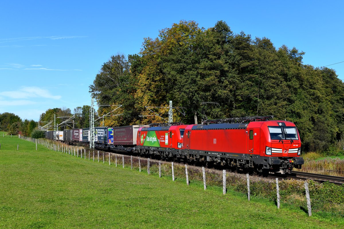 Inzwischen sind die DB-Vectrons zum gewohnten Bild auf der KBS 950 geworden. Mehrfach täglich lassen sich die als Tandem verkehrenden Maschinen vor KLV-Zügen von und nach Italien im bayerischen Voralpenland beobachten. So auch am 15. Oktober 2019, als 193 308 und 357 den KT 42129 nach Verona Q.E. bespannten und mir am Bü Vogl vor die Linse fuhren. 