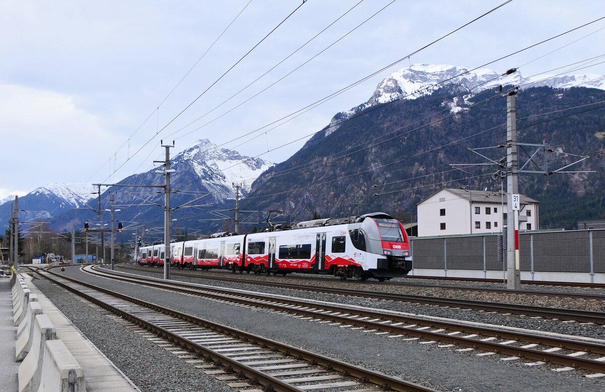Inzwischen ist der Tiroler Nahverkehr fest in der Hand der Neufahrzeuge vom Typ Siemens Desiro ML (Baureihe 4748). Talent-Triebzüge kommen hingegen nur mehr auf den S-Bahn-Linien zum Einsatz, während die REX-Linien auf der Unterinntalstrecke dem Fahrplan zufolge fast ausschließlich von 4748er-Garnituren betrieben werden. Am 03.03.2024 konnte der 4748 025 bei der Ausfahrt aus dem Bahnhof Brixlegg aufgenommen werden, als er sich als REX 5374 auf dem Weg nach Innsbruck Hauptbahnhof befand.