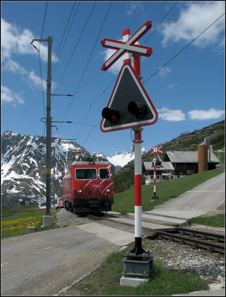 Inzwischen Vergangenheit -

... der Bahnübergang kurz vor dem Haltepunkt Nätschen oberhalb von Andermatt. Die Lok befindet sich kurz vor dem Ende des Zahnradstrecken-Abschnittes. 

23.05.2008 (J)