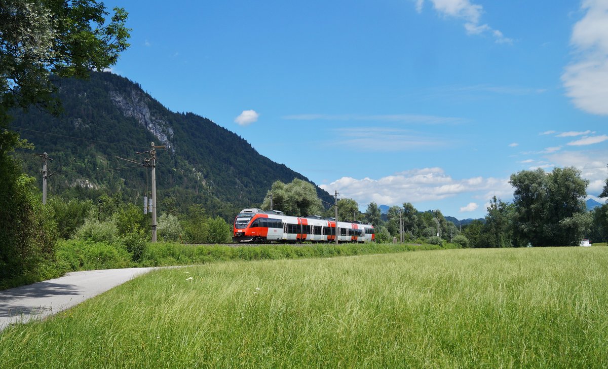 Inzwischen verkehren in Tirol schon einige  Cityjet -Talent 1. Jüngst kam der 4024 104-4 aus Kärnten dazu. Dieser befand sich schon seit Mai im Einsatz für die S-Bahn Tirol, jedoch im altbekannten Schrägdesign (interessanterweise mit frischer Lackierung). Am 30.6.2020 konnte der Triebwagen in Schaftenau bei Kufstein angetroffen werden, als er als Zug 5113 der Linie S1 auf dem Weg von Zirl nach Kufstein war. Die vorsommerlichen Wiesen und der strahlende Himmel stellen einen schönen Kontrast zum verkehrsroten Talent dar.  