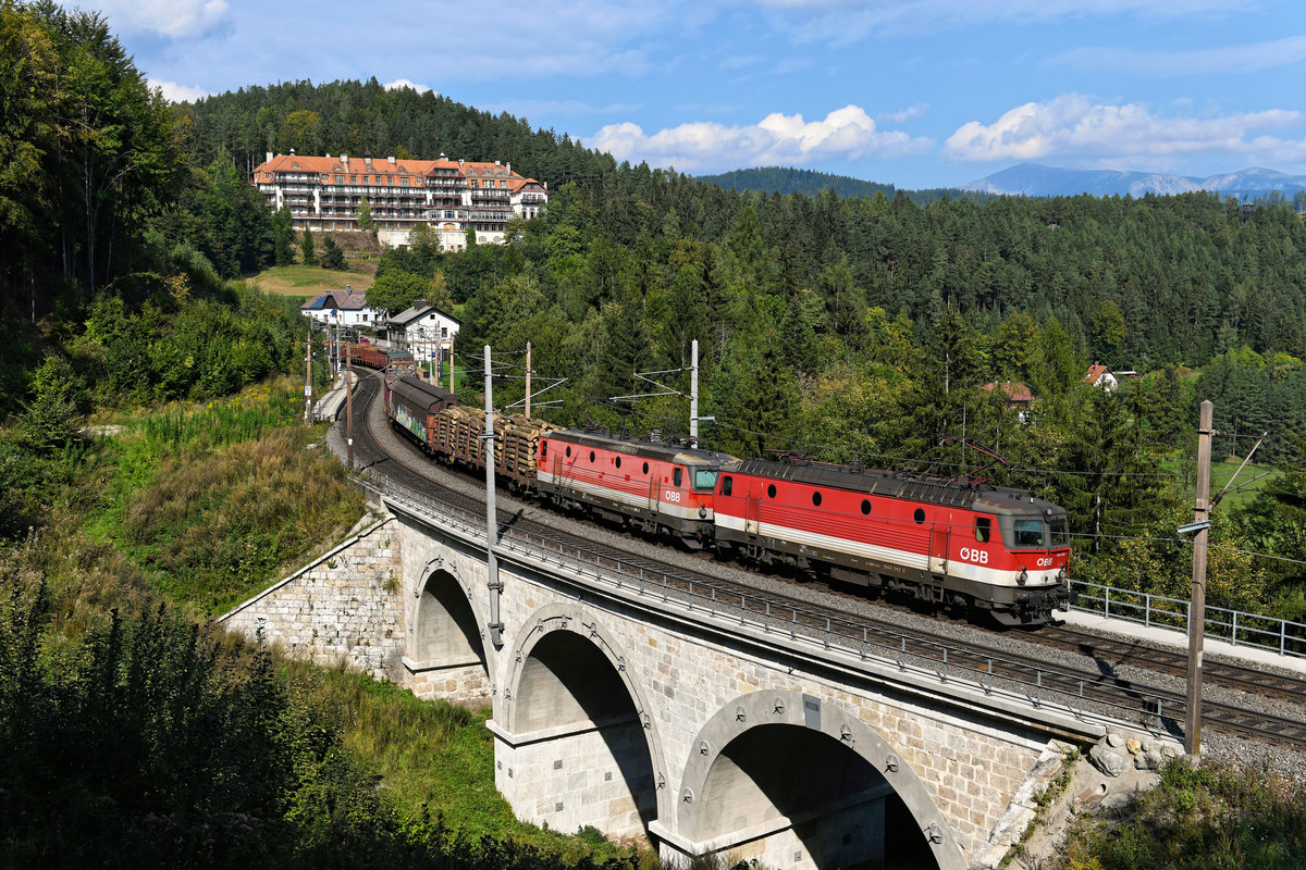 Inzwischen wurde die Semmeringbahn ebenfalls auf  Rechtsverkehr  umgestellt. Allerdings wird gelegentlich auch der Gleiswechselbetrieb genutzt und die Züge fahren wie früher üblich auf dem linken Gleis. So z.B. die 1144.242 und 065 mit einem gemischten Güterzug am 22. September 2020 zwischen den Bahnhöfen Breitenstein und Semmering. Bei der Durchfahrt im Bahnhof Wolfsbergkogel konnte ich das klassische Tandem fotografieren. 