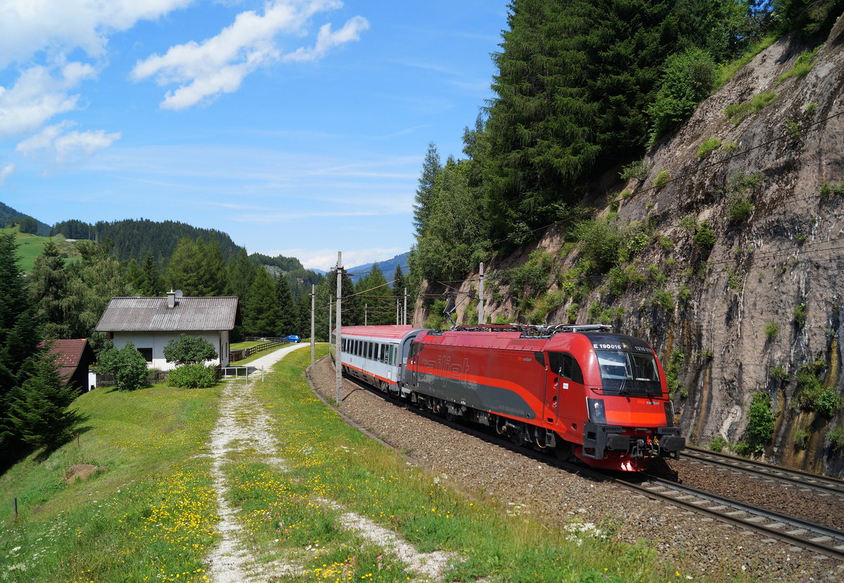 Inzwischen wurden immer mehr Maschinen der Reihe 1216.0 (E 190) ins Railjet-Design umgestaltet. Die in diesem Erscheinungsbild noch junge 1216 016 befördert am 01. August 2019 den EC 87 von München Hbf nach Venezia Santa Lucia und konnte mit ihrem DB-ÖBB-Eurocity bei Gries am Brenner verewigt werden.