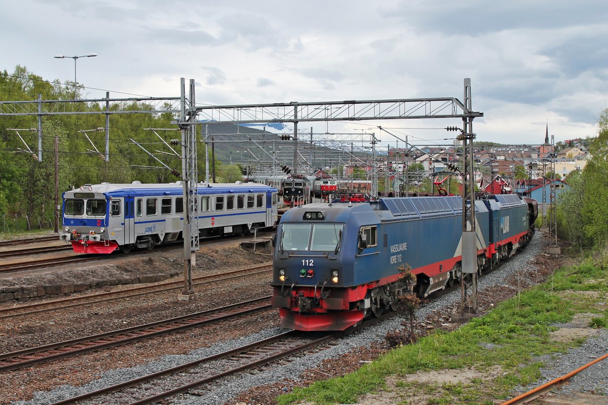 IORE 112  VASSIJAURE  zusammen mit IORE 107  SVAPPAVAARA  am 01.06.2015, als sie neben dem Y1 1292 von LOKE ihren grade entladenen Erzleerzug auf ein Abstellgleis schieben, um eine Stunde später wieder nach Schweden/Kiruna zu fahren.
