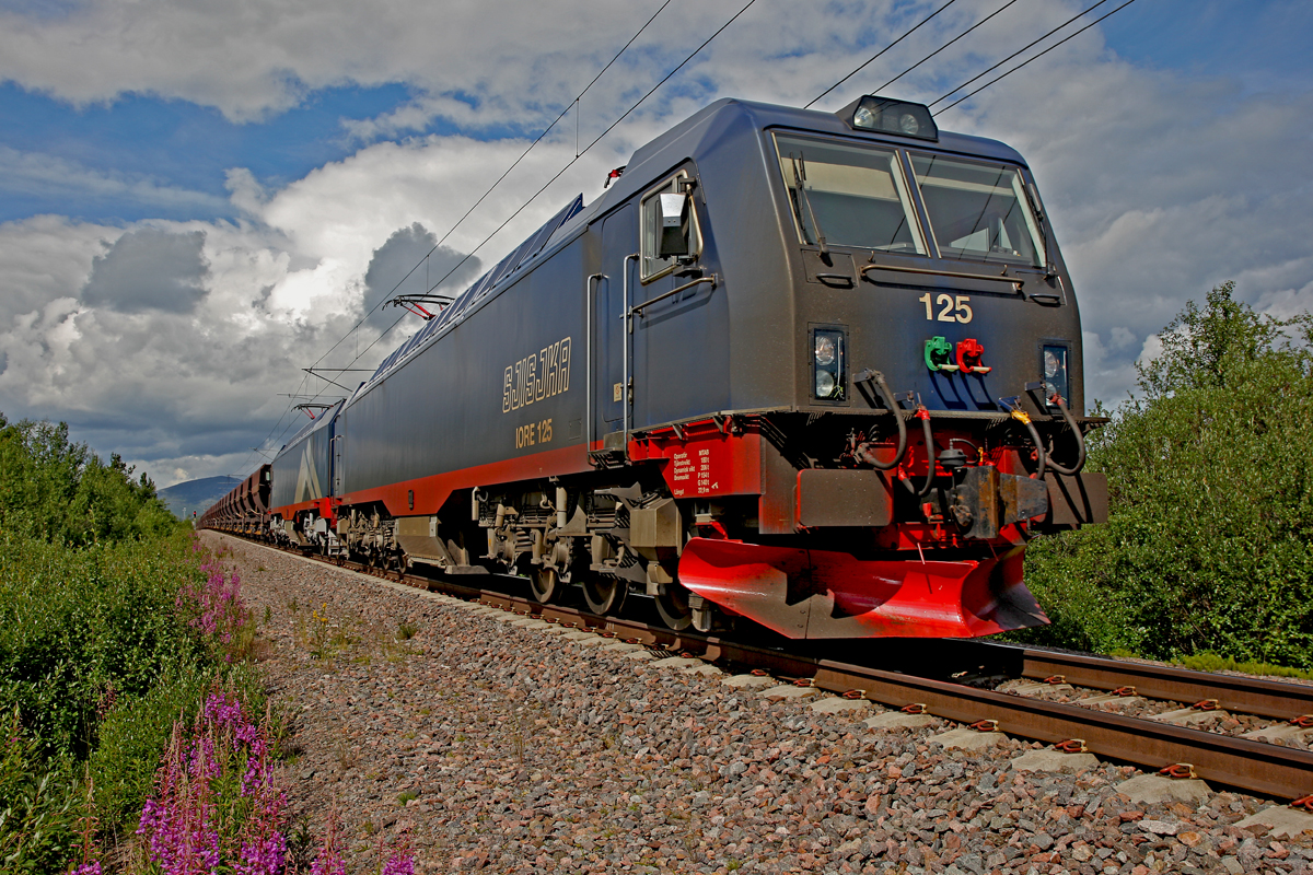 IORE Sjisjka 125 mit unbekannter Schwesterlok unterwegs mit leerem Erzzug zwischen Rautas und Kiruna.Bild vom 18.7.2014