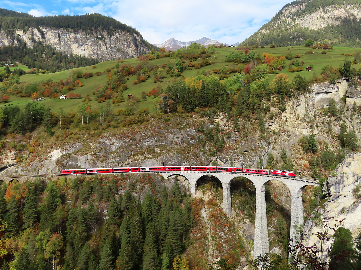 IR 1133 von Chur nach St. Moritz auf dem weltberühmten Landwasserviadukt bei Filisur, 10.10.2022